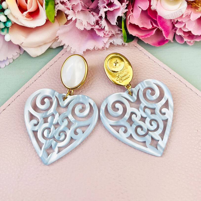 SchwesterSchwester Schöne Herz-Ohrringe Mit Perlmuttfarbenen Ohrsteckern Und Herz-Ornamenten In Hellblau Von AmuseToi