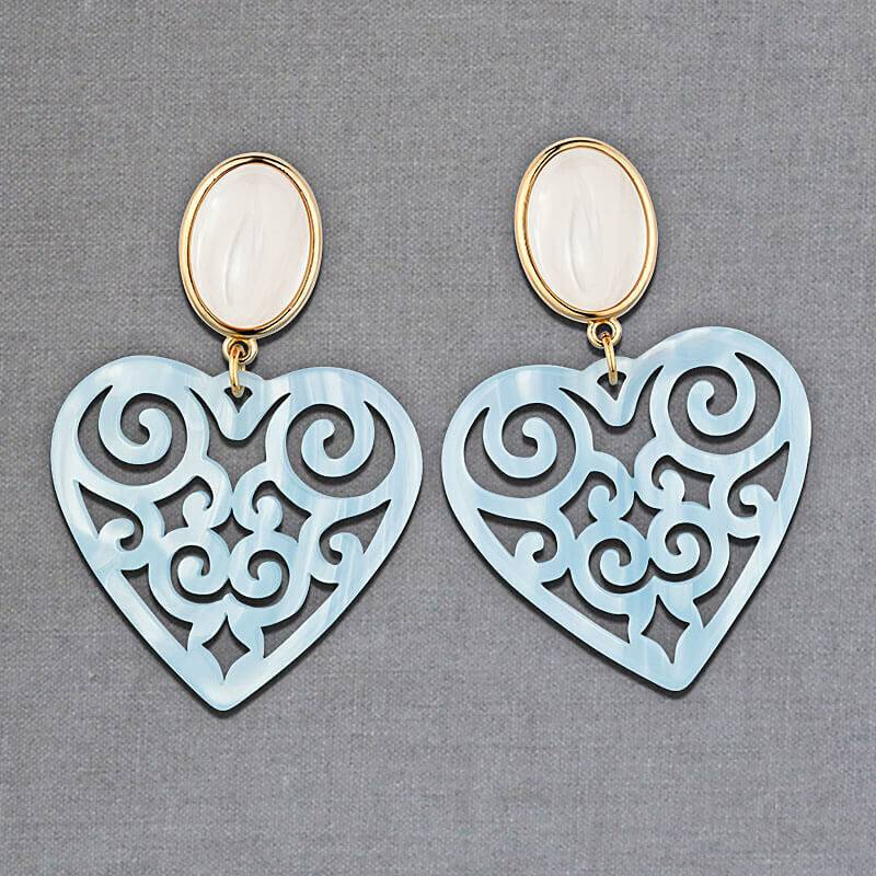 SchwesterSchwester Schöne Herz-Ohrringe Mit Perlmuttfarbenen Ohrsteckern Und Herz-Ornamenten In Hellblau Von AmuseToi