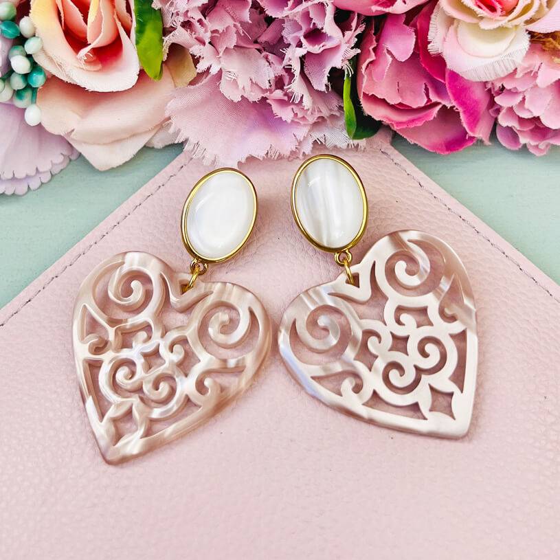 SchwesterSchwester Schöne Herz-Ohrringe mit perlmuttfarbenen Ohrsteckern und Herz-Ornamenten in Nude von AmuseToi