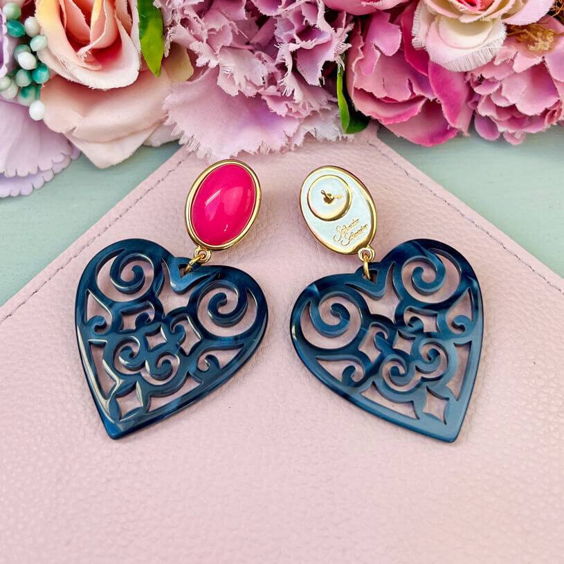 SchwesterSchwester Schöne Herz-Ohrringe Mit Pinken Ohrsteckern Und Herz-Ornamenten In Dunkelblau Von AmuseToi
