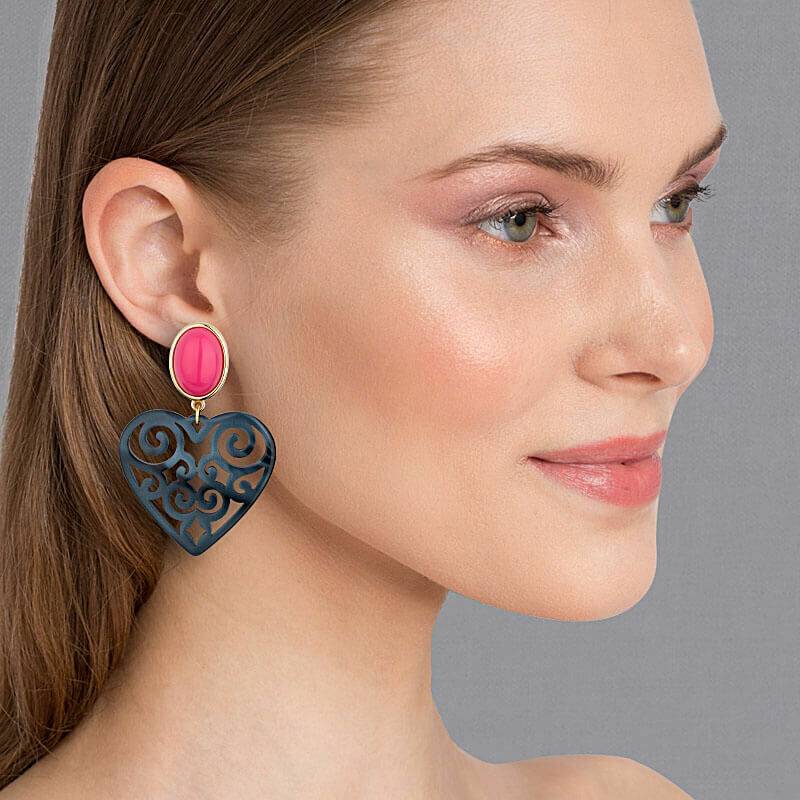 SchwesterSchwester Schöne Herz-Ohrringe Mit Pinken Ohrsteckern Und Herz-Ornamenten In Dunkelblau Von AmuseToi