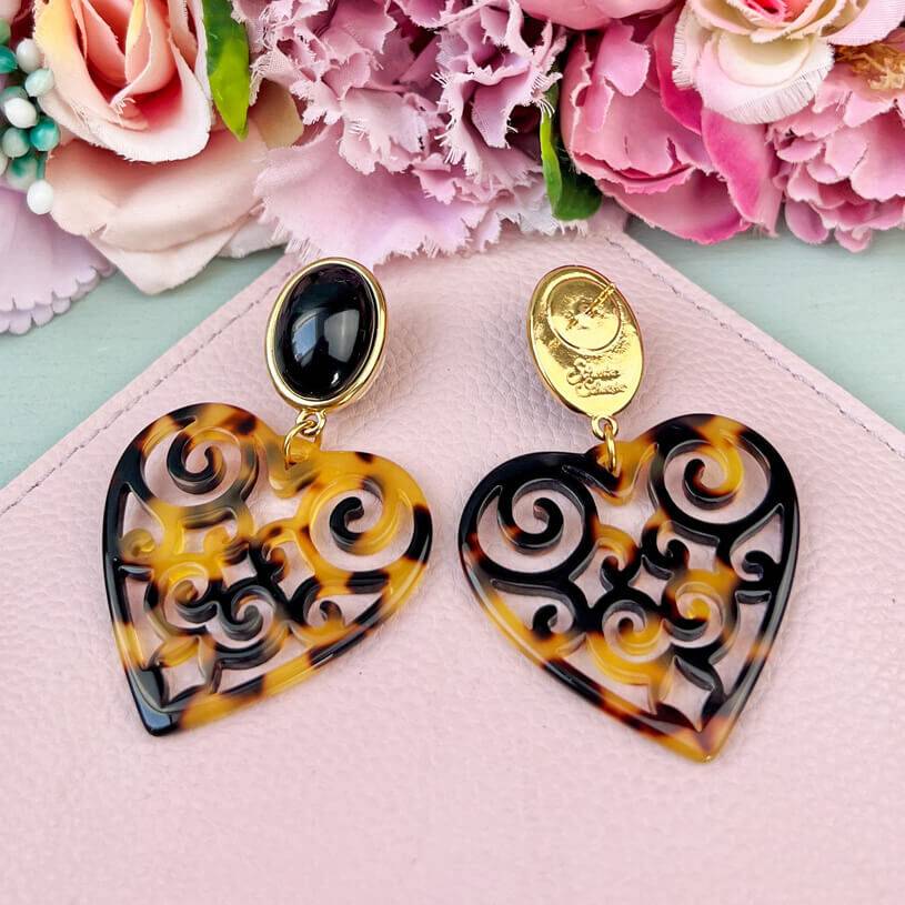 SchwesterSchwester Schöne Herz-Ohrringe Mit Schwarzen Ohrsteckern Und Herz-Ornamenten In Schildpattfarben