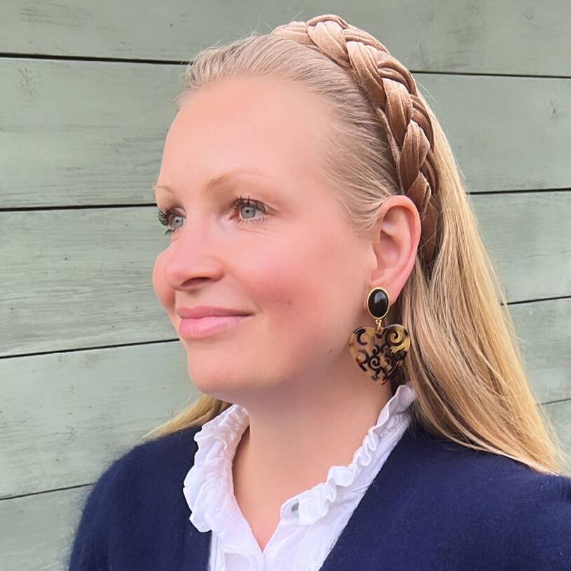 SchwesterSchwester Schöne Herz-Ohrringe Mit Schwarzen Ohrsteckern Und Herz-Ornamenten In Schildpattfarben