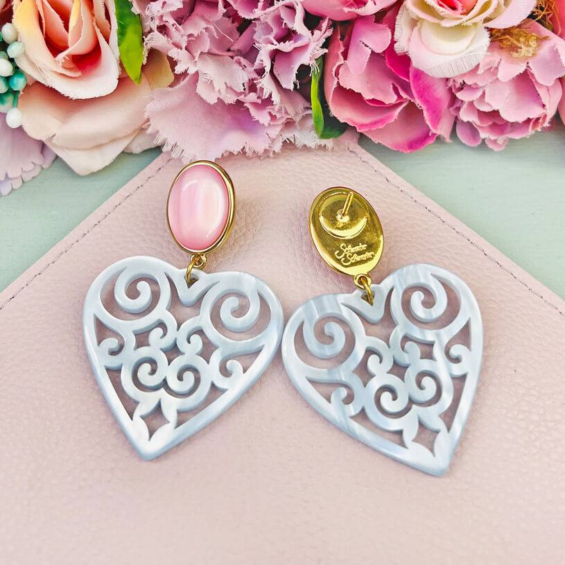 SchwesterSchwester Schöne Herz-Ohrringe Mit Zartrosa Ohrsteckern Und Herz-Ornamenten In Hellblau Von AmuseToi