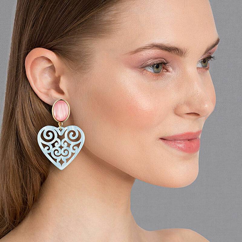 SchwesterSchwester Schöne Herz-Ohrringe Mit Zartrosa Ohrsteckern Und Herz-Ornamenten In Hellblau Von AmuseToi