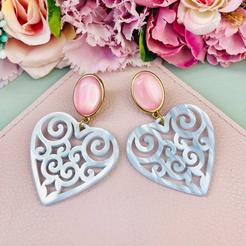SchwesterSchwester Schöne Herz-Ohrringe mit zartrosa Ohrsteckern und Herz-Ornamenten in Hellblau von AmuseToi