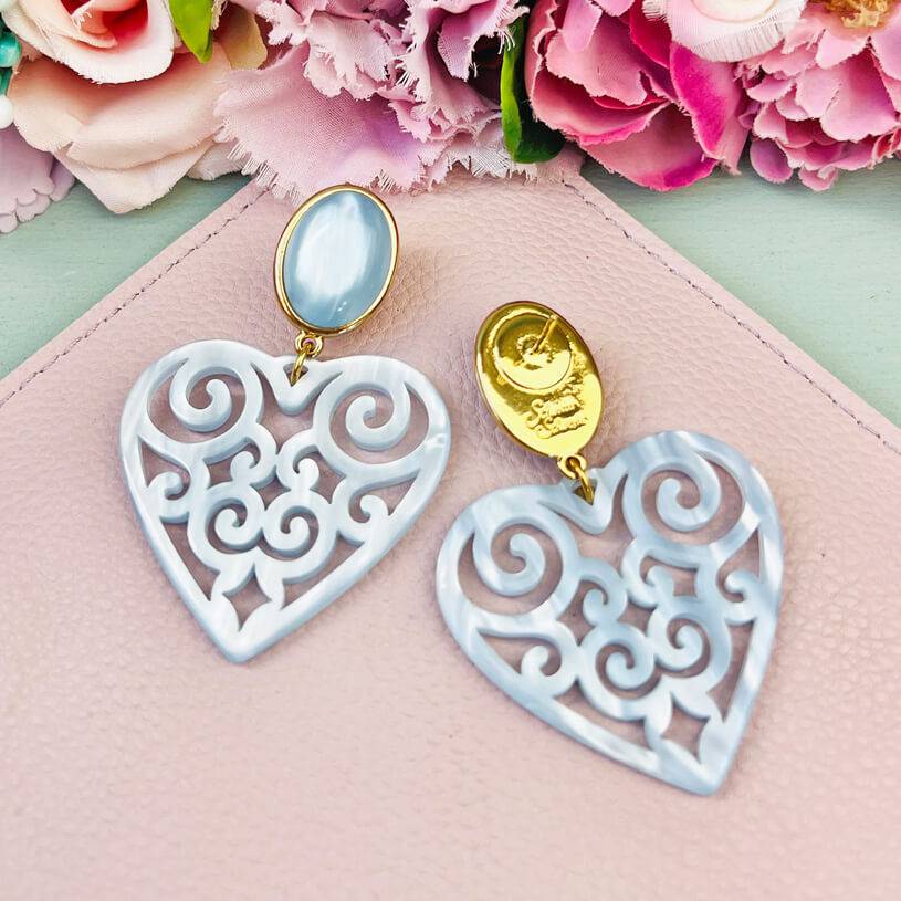 SchwesterSchwester Schöne Ohrringe In Schimmerndem Hellblau Mit Herz-Ornamenten Von AmuseToi