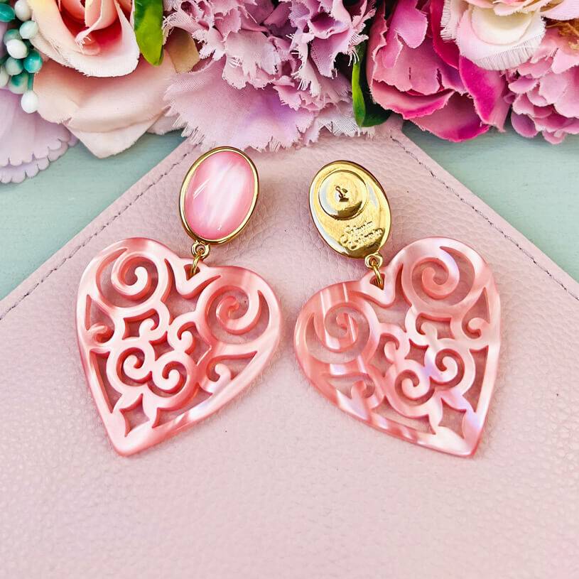 SchwesterSchwester Schöne Ohrringe In Schimmerndem Rosa Mit Herz-Ornamenten Von AmuseToi