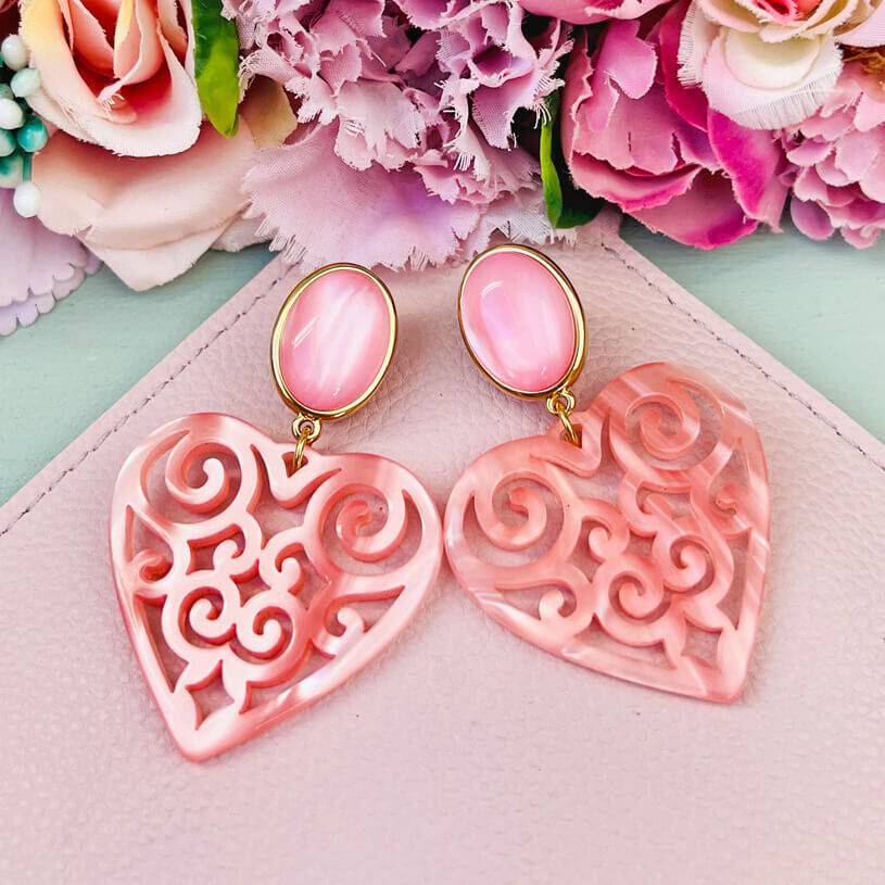 SchwesterSchwester Schöne Ohrringe in schimmerndem Rosa mit Herz-Ornamenten von AmuseToi