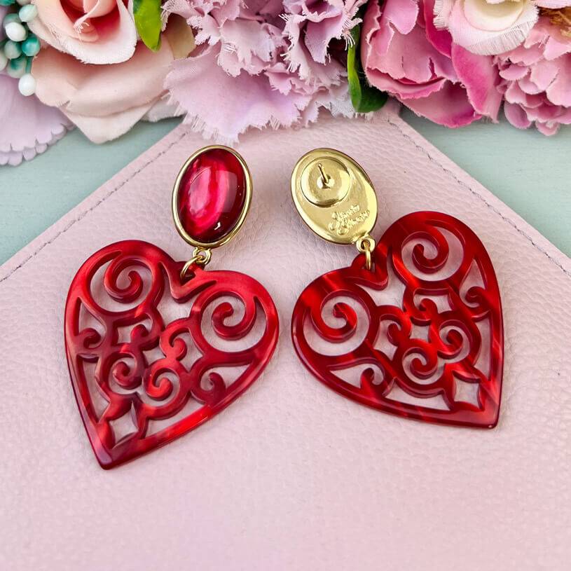 SchwesterSchwester Schöne Ohrringe In Schimmerndem Rot Mit Herz-Ornamenten Von AmuseToi