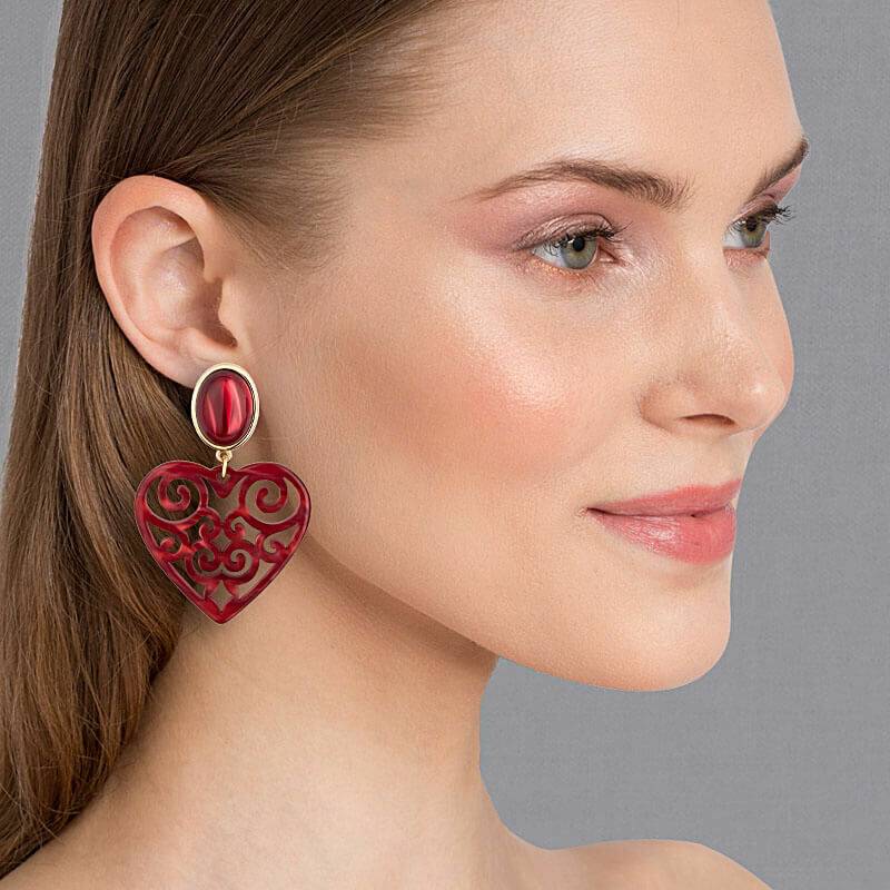 SchwesterSchwester Schöne Ohrringe In Schimmerndem Rot Mit Herz-Ornamenten Von AmuseToi