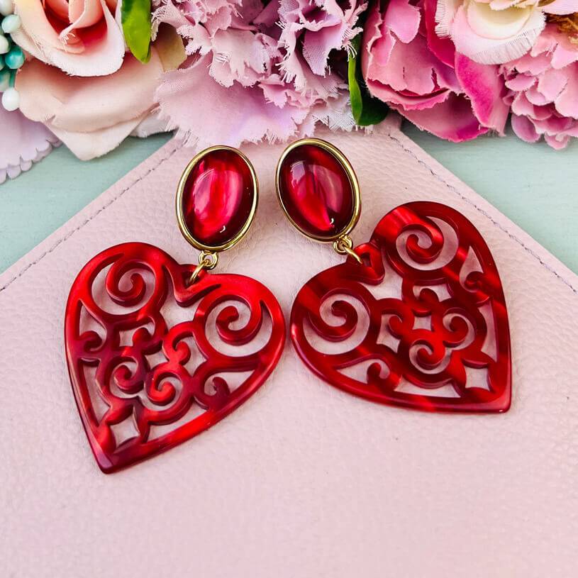SchwesterSchwester Schöne Ohrringe in schimmerndem Rot mit Herz-Ornamenten von AmuseToi