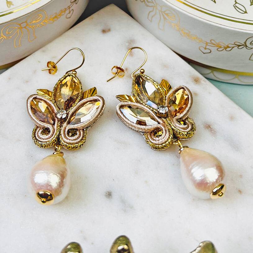 SchwesterSchwester Schöne Soutache-Ohrhänger in Champagner und Gold mit Baumwolltropfen