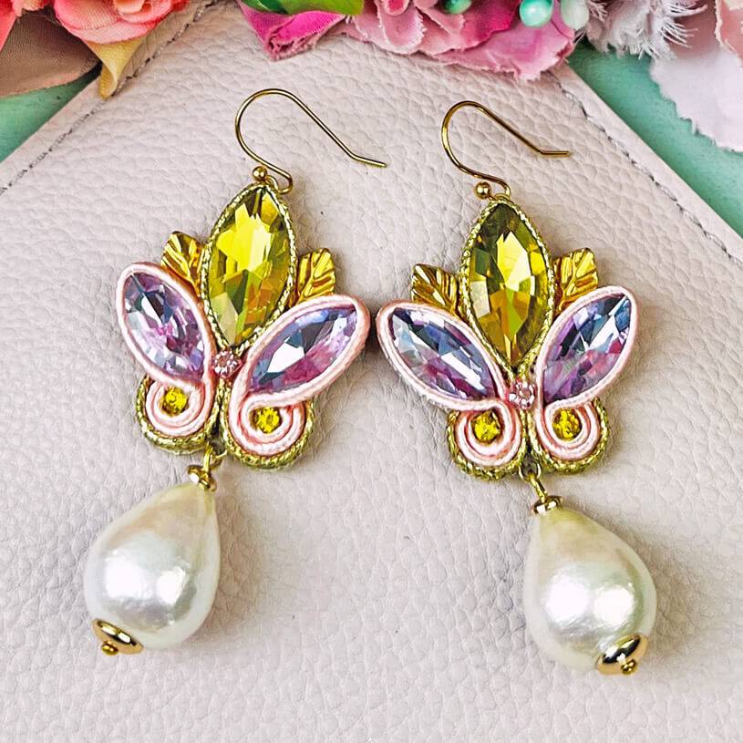 SchwesterSchwester Schöne Soutache-Ohrhänger in Flieder und Gelb mit Baumwolltropfen