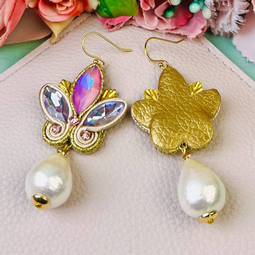 SchwesterSchwester Schöne Soutache-Ohrhänger In Flieder Und Gold Mit Baumwolltropfen