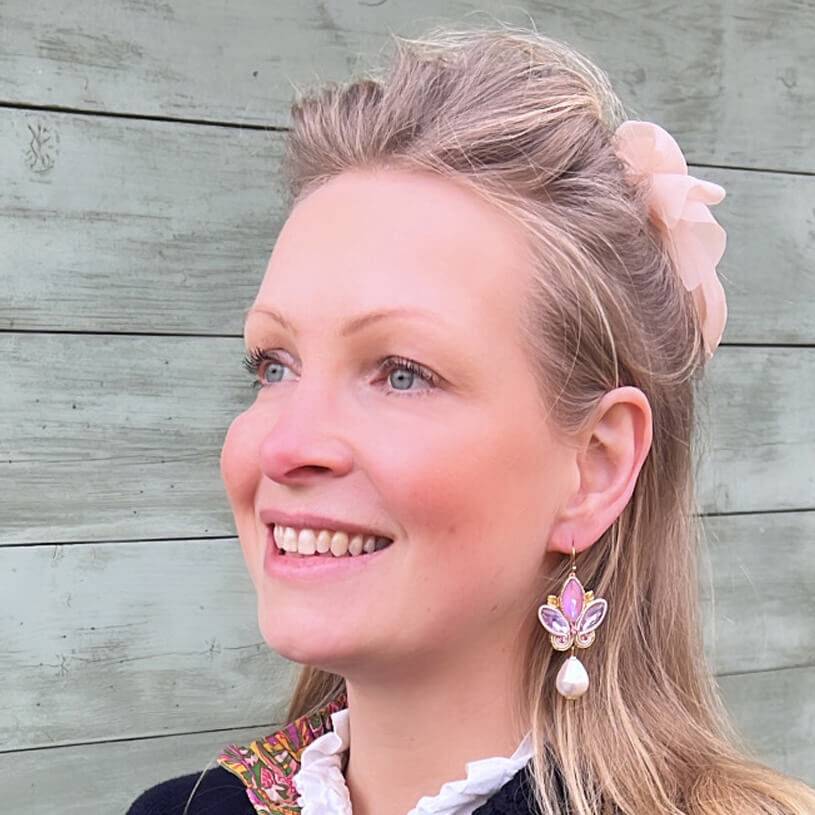 SchwesterSchwester Schöne Soutache-Ohrhänger In Flieder Und Gold Mit Baumwolltropfen