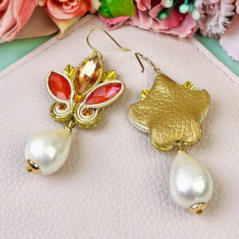 SchwesterSchwester Schöne Soutache-Ohrhänger In Gold Und Koralligem Pink Mit Baumwolltropfen