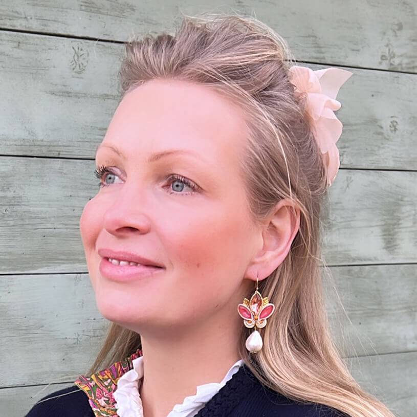 SchwesterSchwester Schöne Soutache-Ohrhänger In Gold Und Koralligem Pink Mit Baumwolltropfen