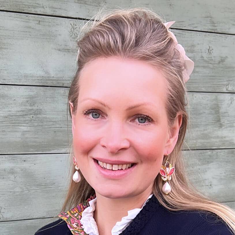 SchwesterSchwester Schöne Soutache-Ohrhänger In Gold Und Koralligem Pink Mit Baumwolltropfen