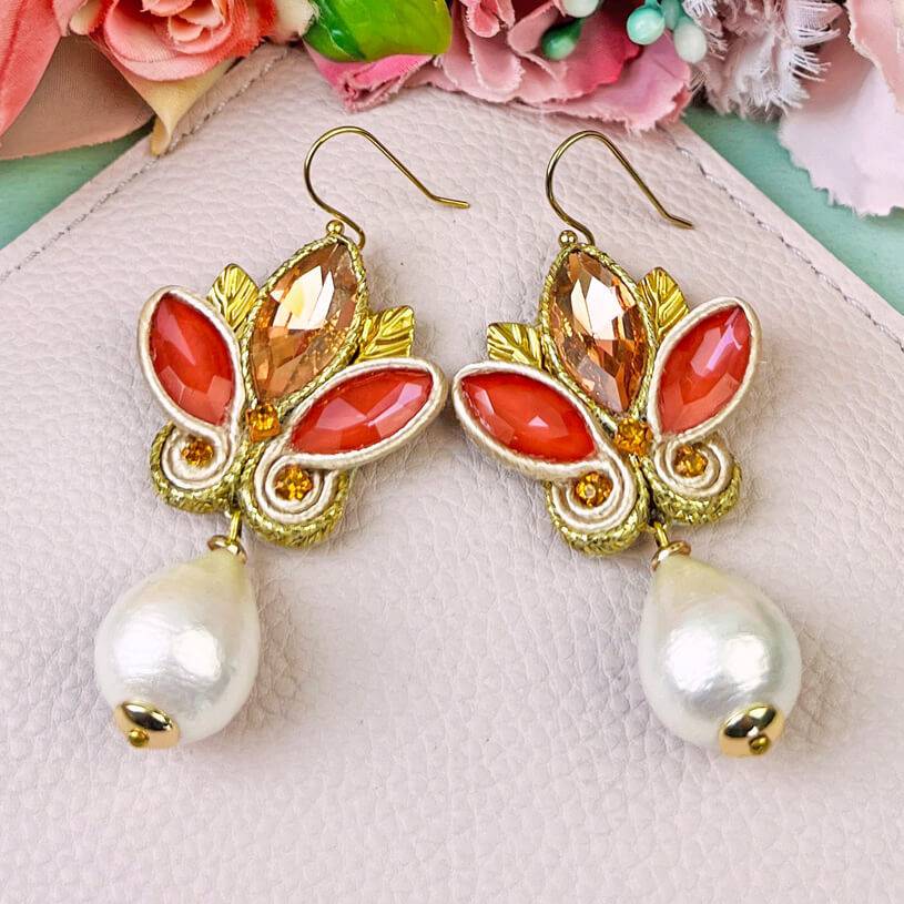 SchwesterSchwester Schöne Soutache-Ohrhänger in Gold und koralligem Pink mit Baumwolltropfen