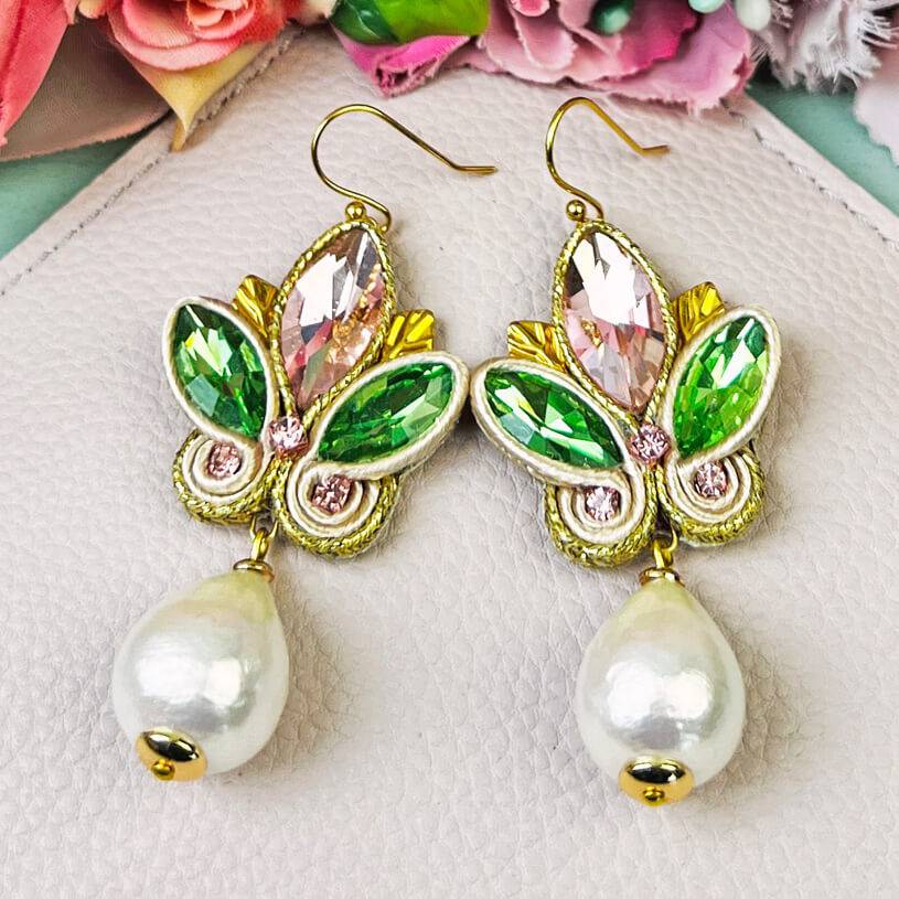 SchwesterSchwester Schöne Soutache-Ohrhänger in Rosa und Grün mit Baumwolltropfen