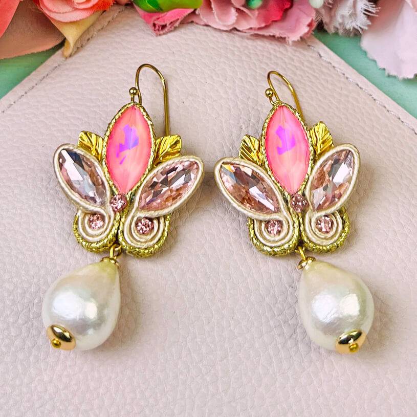 SchwesterSchwester Schöne Soutache-Ohrhänger in Rosa und zartem Gold mit Baumwolltropfen