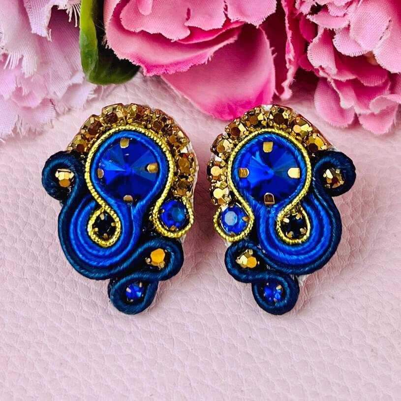 SchwesterSchwester Schöne Soutache-Ohrringe in Dunkelblau