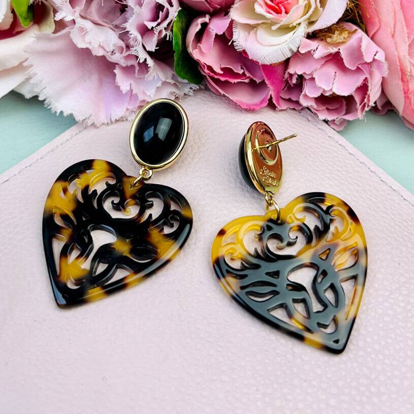 SchwesterSchwester Schwarze Hirsch-Ohrringe Mit Herz-Ornament In Schildpattfarben Von AmuseToi