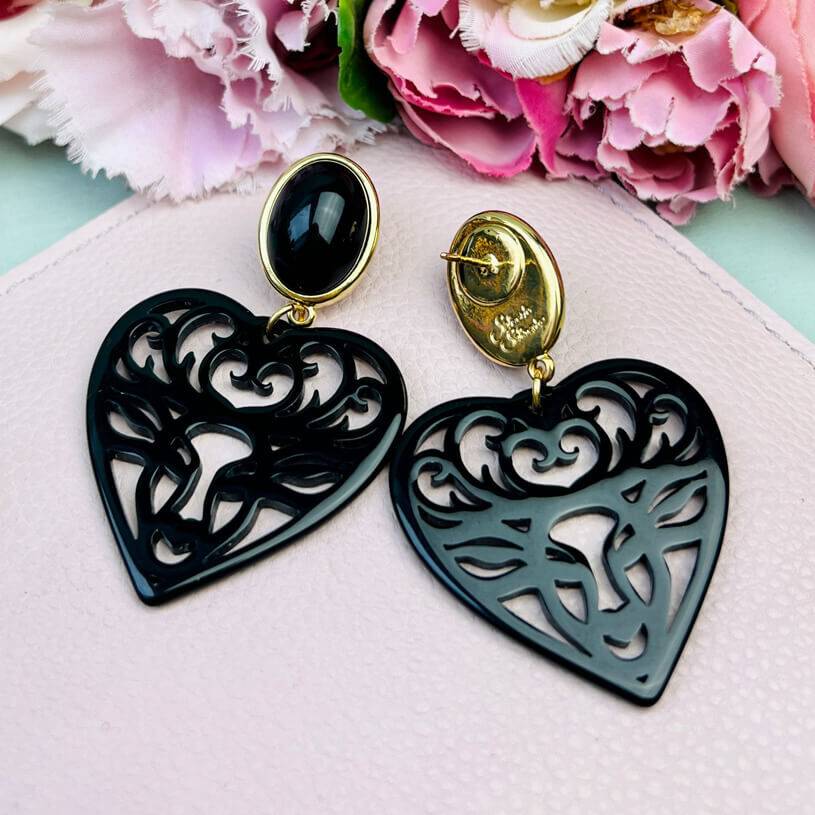 SchwesterSchwester Schwarze Hirsch-Ohrringe Mit Herz-Ornament Von AmuseToi