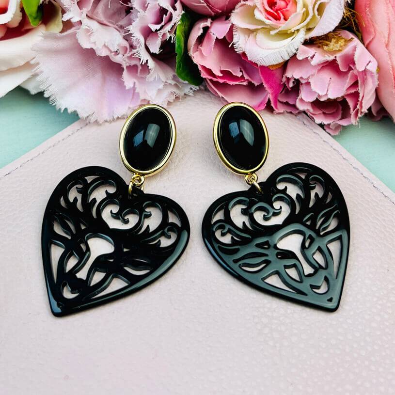 SchwesterSchwester Schwarze Hirsch-Ohrringe mit Herz-Ornament von AmuseToi