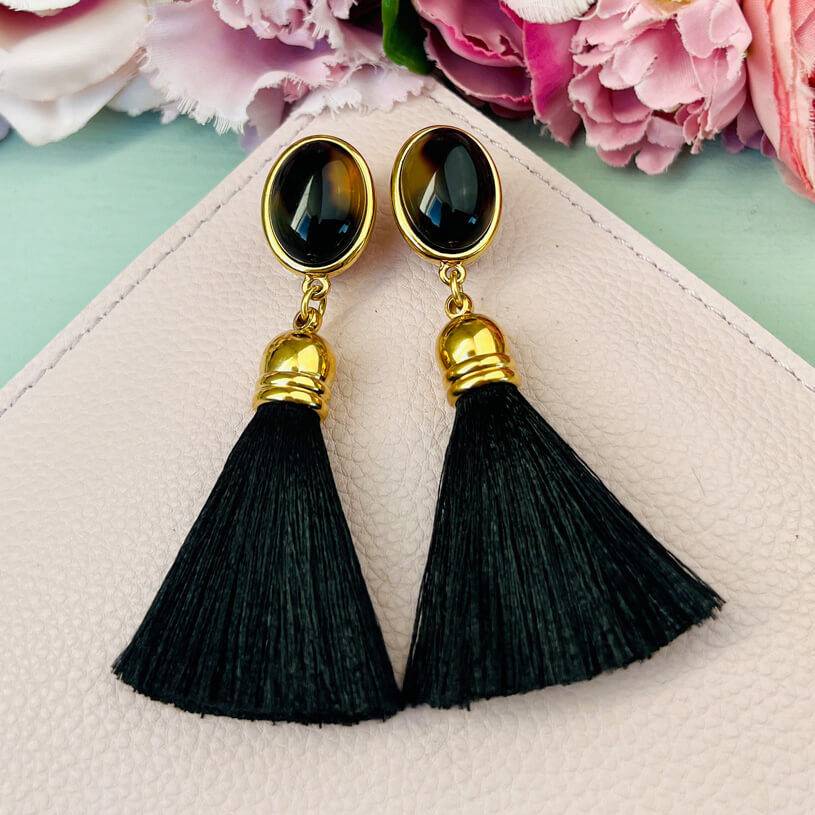 SchwesterSchwester Schwarze Ohrringe als Ohrstecker in Schildpattoptik mit schwarzer Quaste von AmuseToi