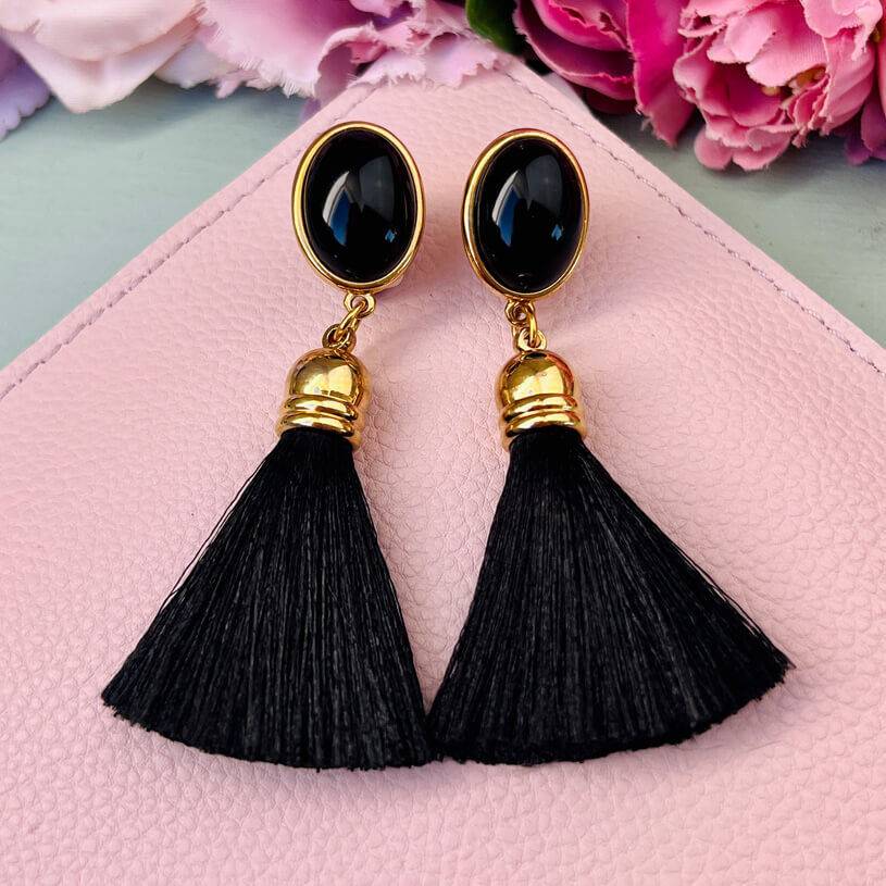 SchwesterSchwester Schwarze Ohrringe als Ohrstecker in Schwarz mit schwarzer Quaste von AmuseToi