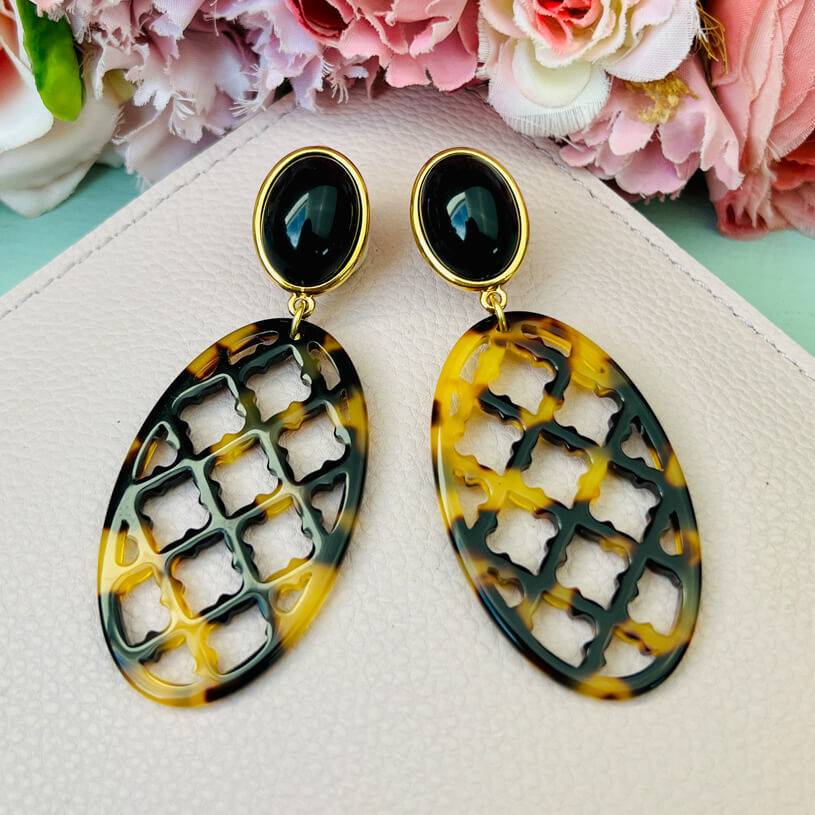 SchwesterSchwester Schwarze Ohrringe als Ohrstecker mit Oval in Schildpatt-Optik im Marrakesch Stil von AmuseToi