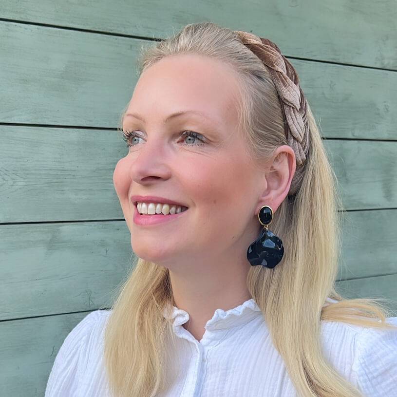 SchwesterSchwester Schwarze Ohrringe Mit Blütenblättern