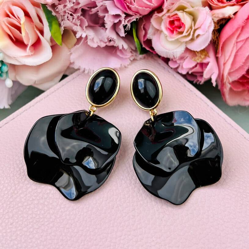 SchwesterSchwester Schwarze Ohrringe mit Blütenblättern