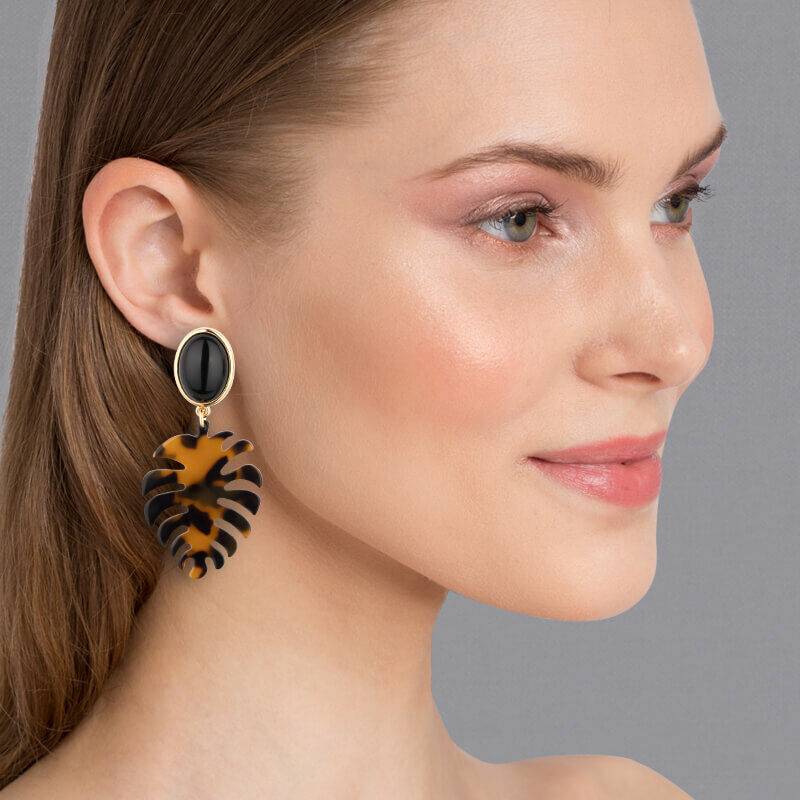 SchwesterSchwester Schwarze Ohrstecker Mit Schildpattfarbenem Monstera-Blatt Von AmuseToi