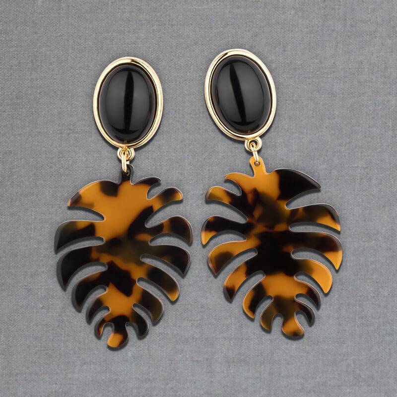 SchwesterSchwester Schwarze Ohrstecker mit schildpattfarbenem Monstera-Blatt von AmuseToi