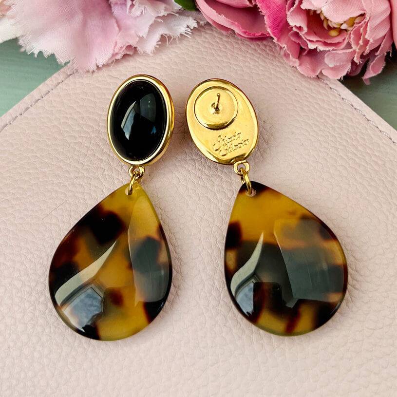 SchwesterSchwester Schwarze Ohrstecker Mit Tropfen In Schildpatt-Optik Von AmuseToi