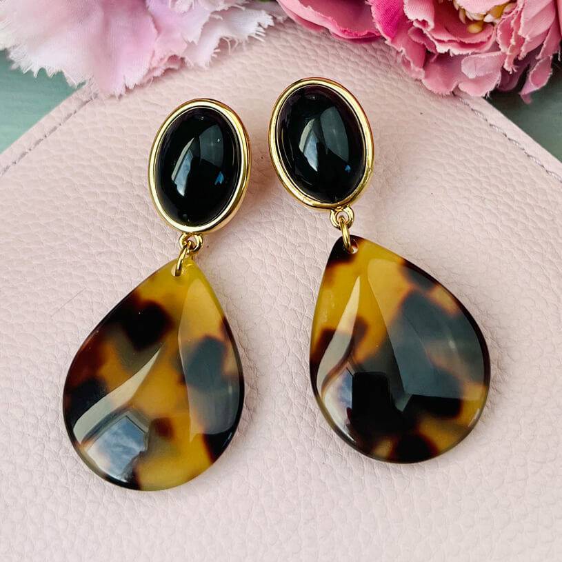 SchwesterSchwester Schwarze Ohrstecker mit Tropfen in Schildpatt-Optik von AmuseToi