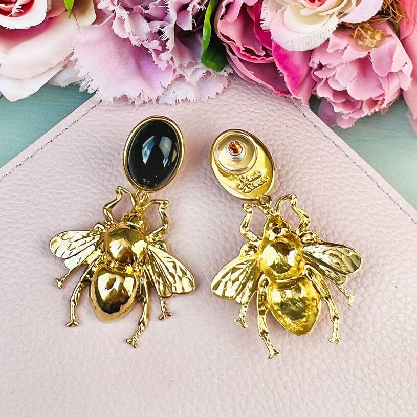 SchwesterSchwester Schwarzer Ohrstecker Mit Vergoldeter Hummel Von AmuseToi