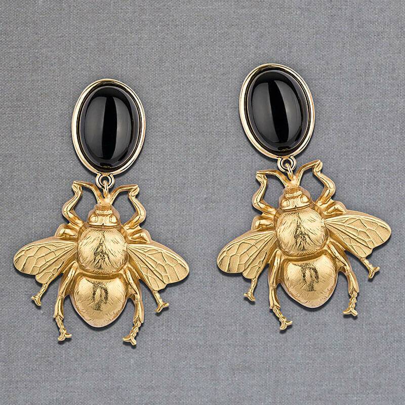 SchwesterSchwester Schwarzer Ohrstecker Mit Vergoldeter Hummel Von AmuseToi