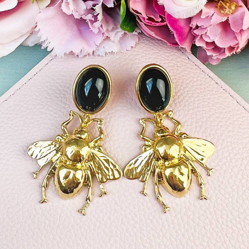 SchwesterSchwester Schwarzer Ohrstecker mit vergoldeter Hummel von AmuseToi