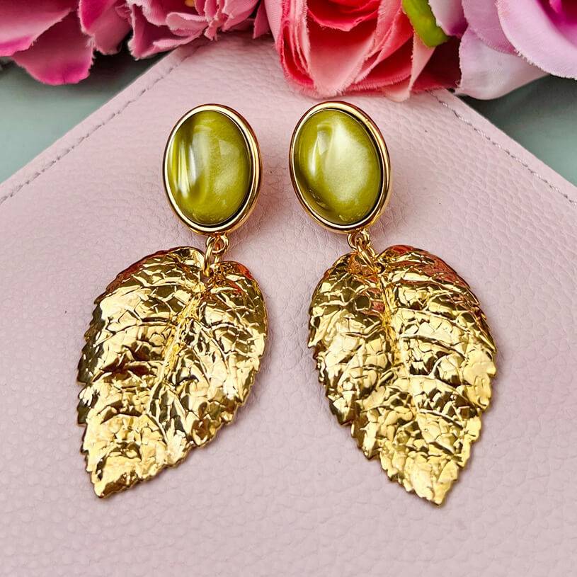 SchwesterSchwester Senfgelber Ohrstecker mit großem goldenen Blatt von AmuseToi