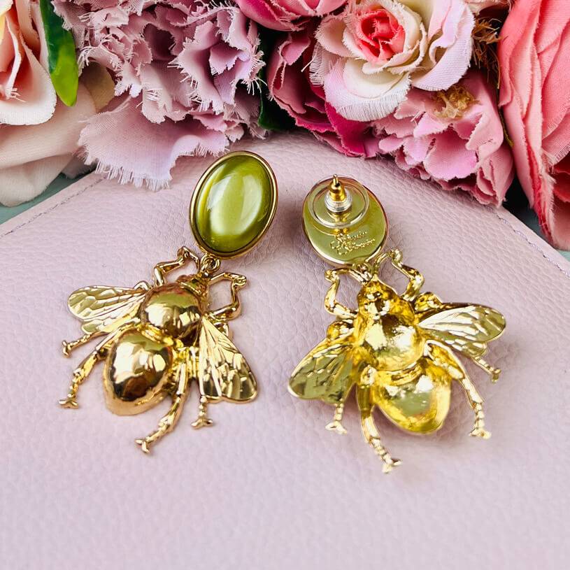 SchwesterSchwester Senfgrüne Ohrstecker Mit Vergoldeter Hummel Von AmuseToi