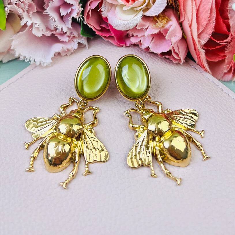 SchwesterSchwester Senfgrüne Ohrstecker mit vergoldeter Hummel von AmuseToi