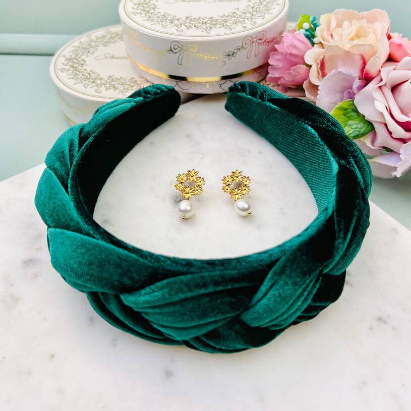 SchwesterSchwester Set aus Blumenkranz-Ohrringen mit Süßwasserperle und Samt-Haarreif in Dunkelgrün