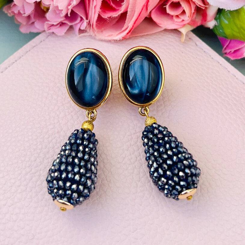 SchwesterSchwester Set Aus Funkelnden Tropfen-Ohrringen Und Samt-Haarreif In Dunkelblau