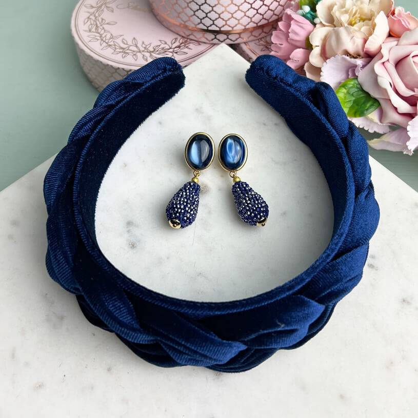 SchwesterSchwester Set aus funkelnden Tropfen-Ohrringen und Samt-Haarreif in Dunkelblau