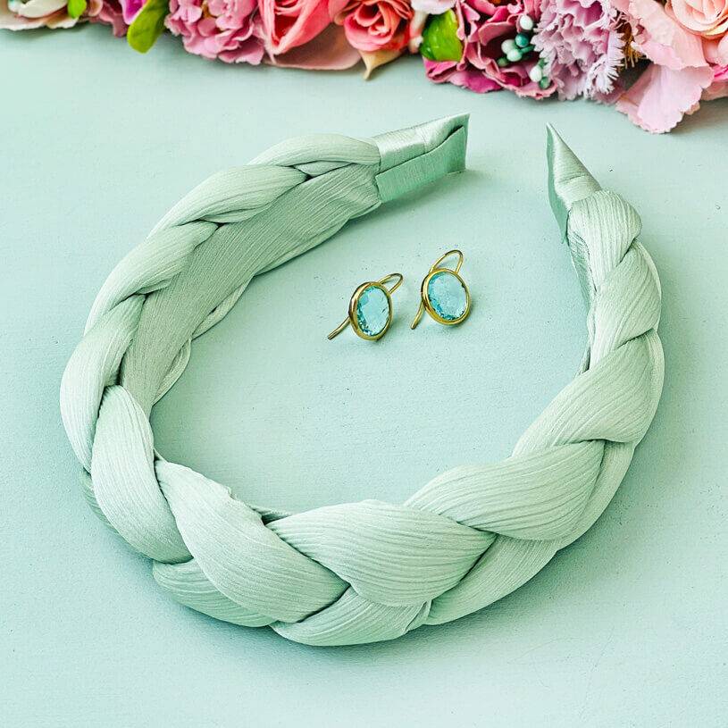 SchwesterSchwester Set aus Ohrhängern mit rundem Kristall in Hellblau und Satin-Haarreif in Hellgrün