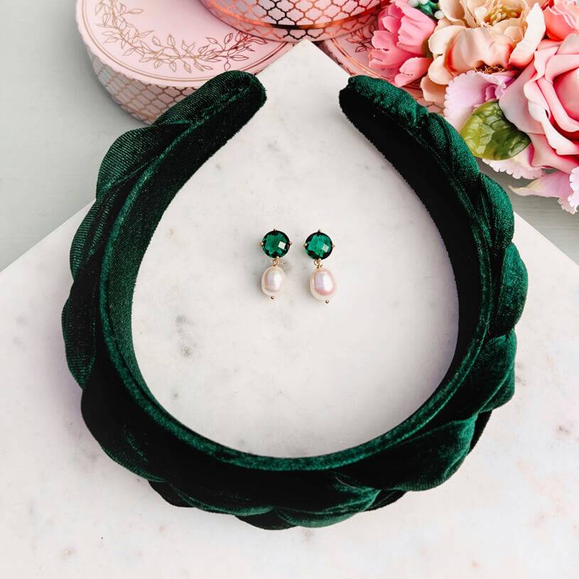 SchwesterSchwester Set aus Ohrsteckern mit Süßwasserperle und Samt-Haarreif in Dunkelgrün